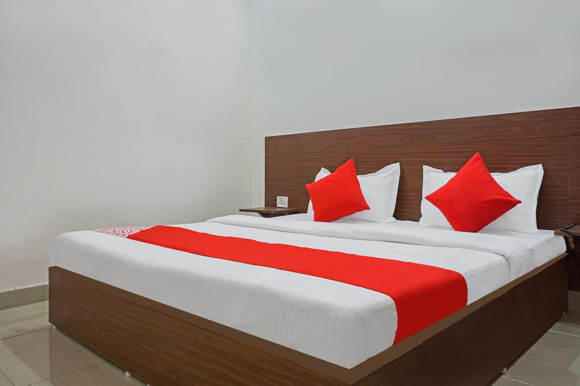 Hotel O Quadis Нойда Экстерьер фото