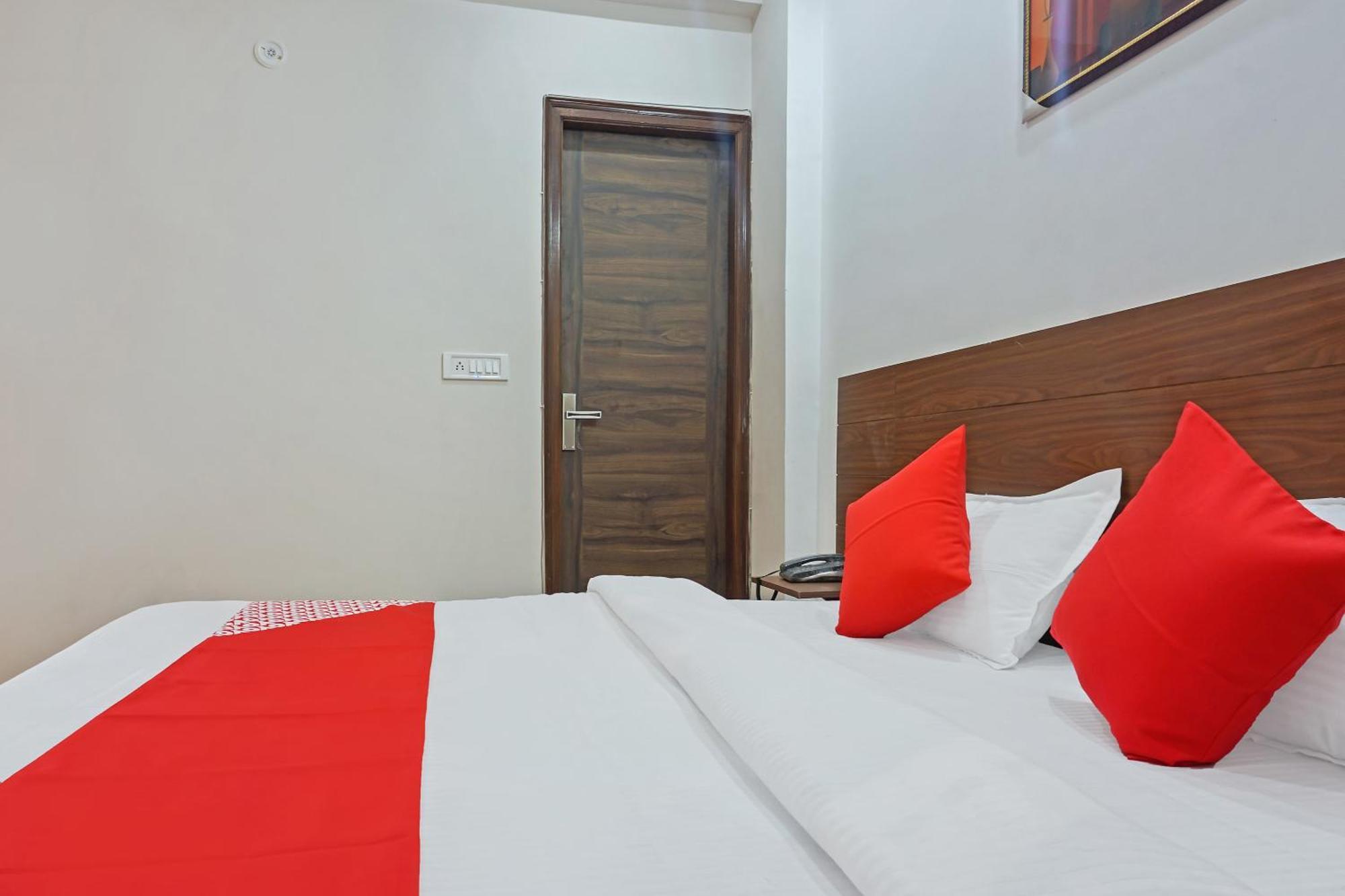 Hotel O Quadis Нойда Экстерьер фото