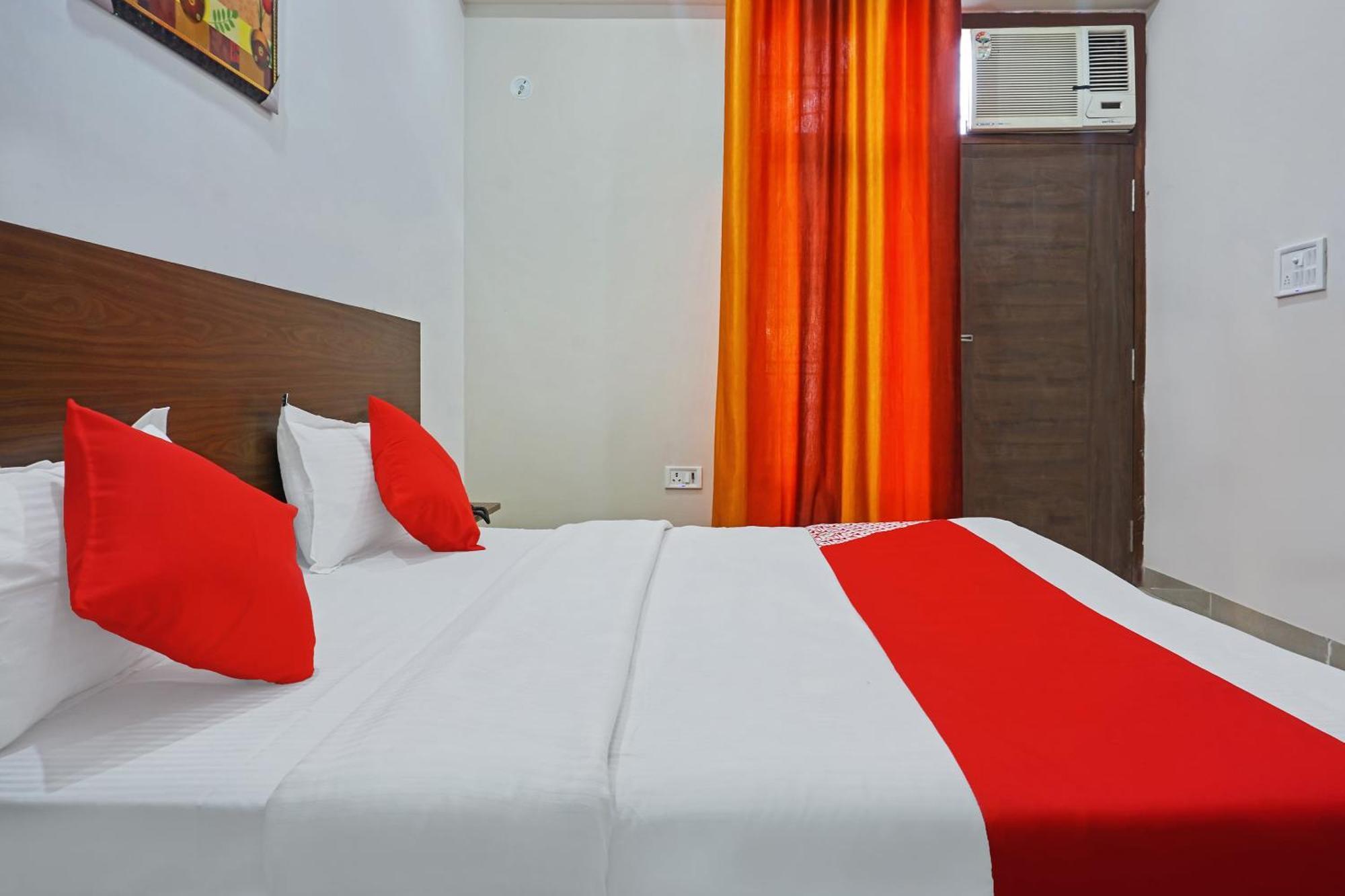 Hotel O Quadis Нойда Экстерьер фото