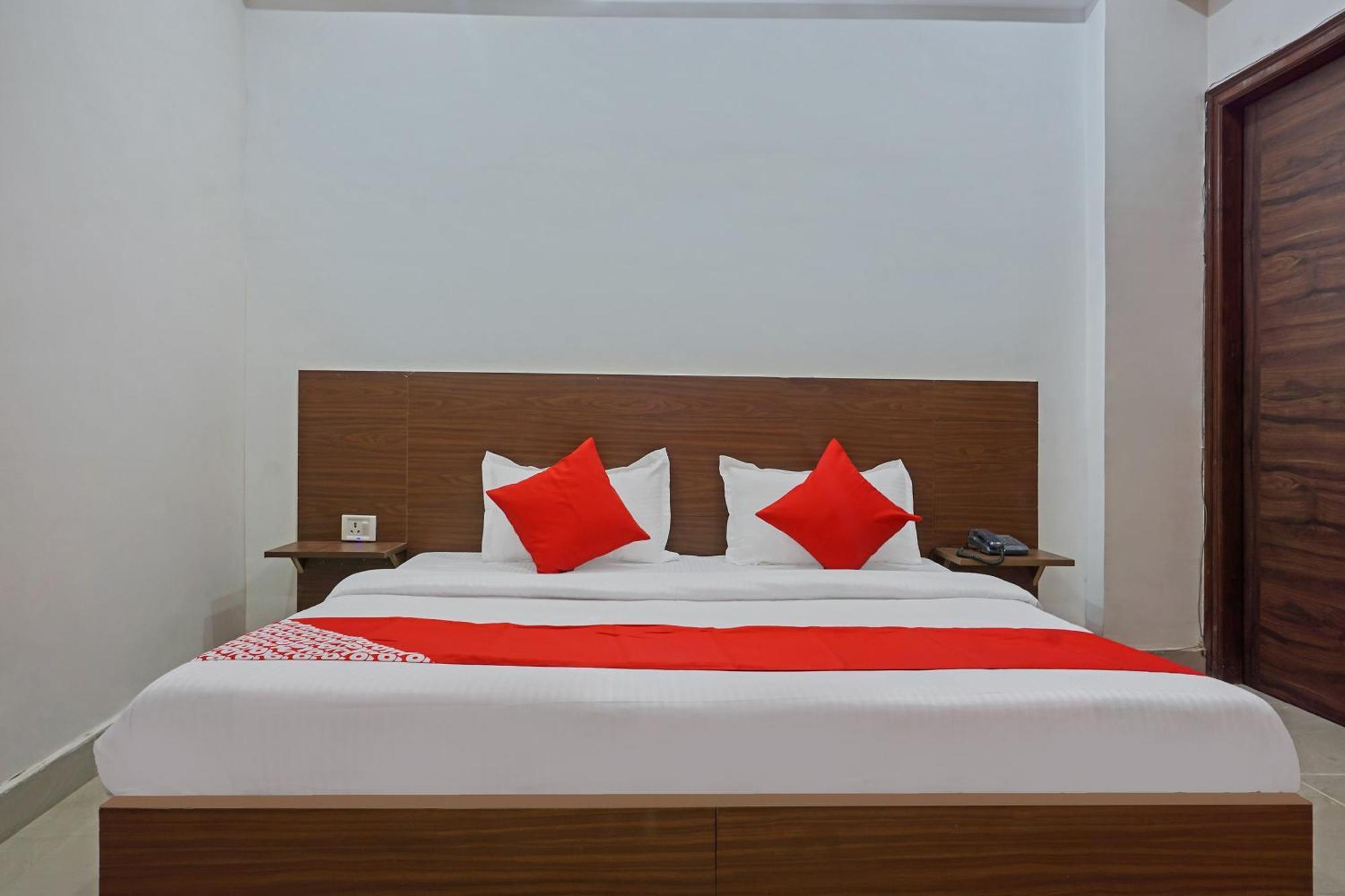 Hotel O Quadis Нойда Экстерьер фото